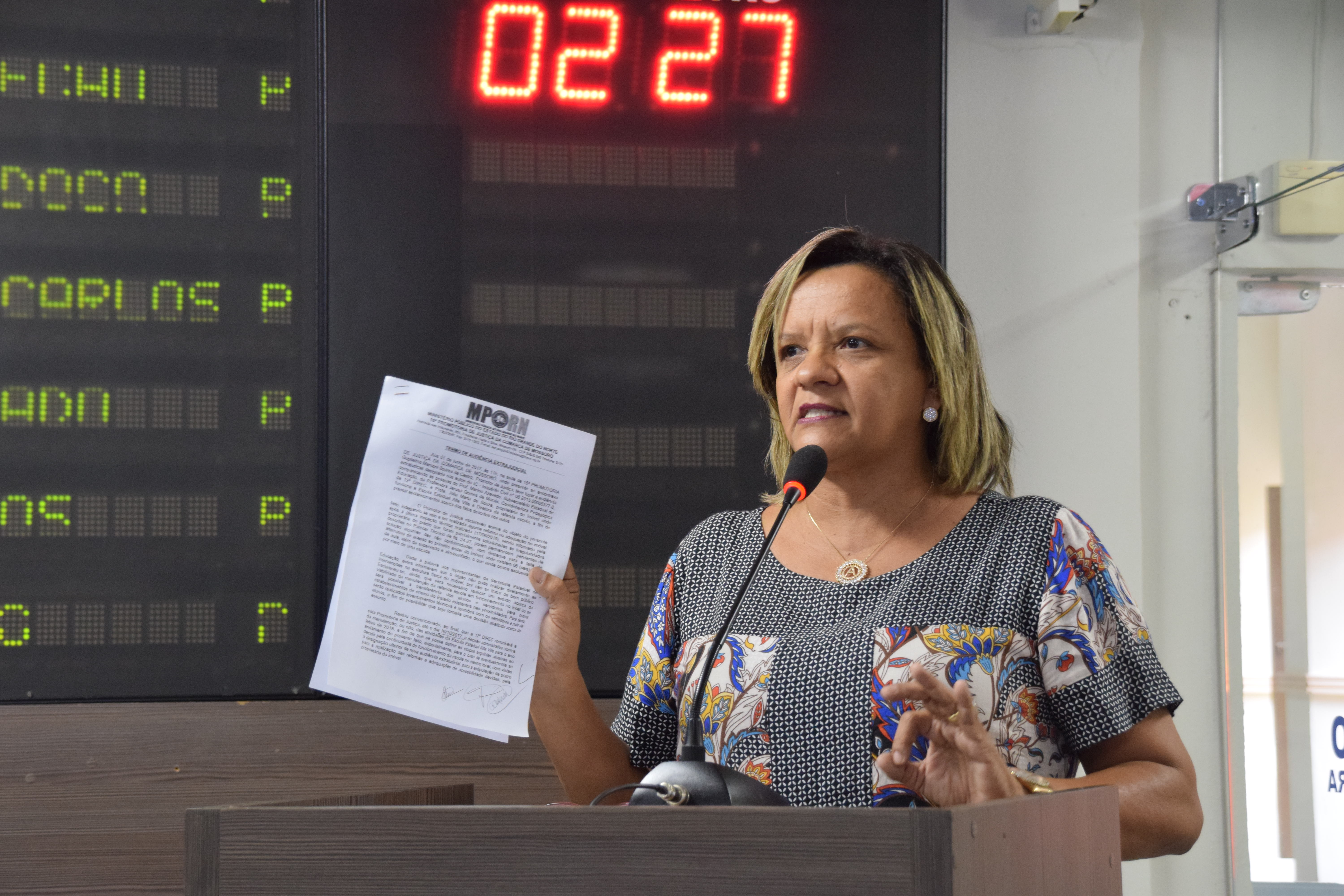 Aline Couto protesta contra fechamento de escola estadual