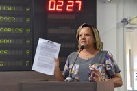 Aline Couto protesta contra fechamento de escola estadual