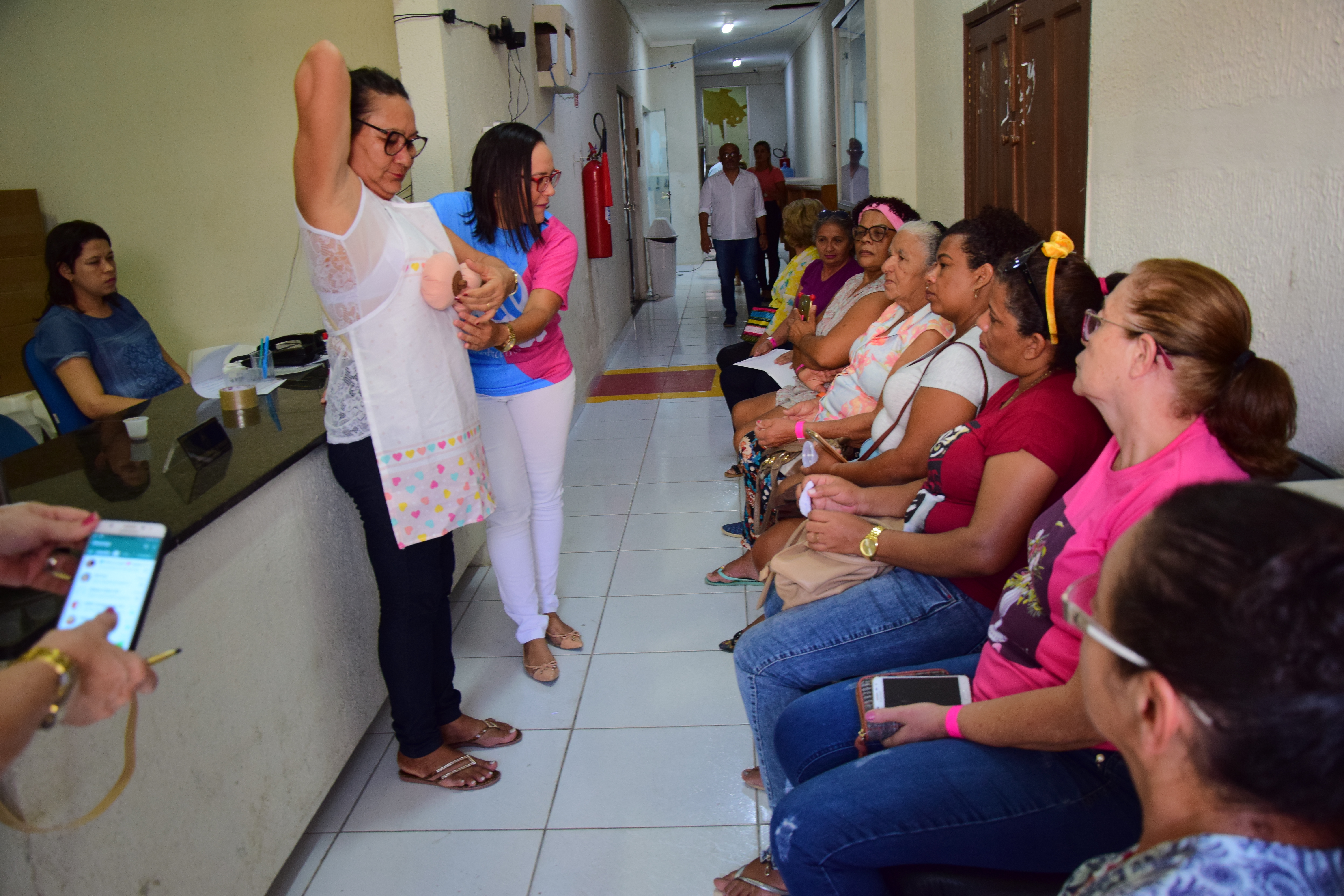 Ação educativa na Câmara orienta sobre câncer de mama