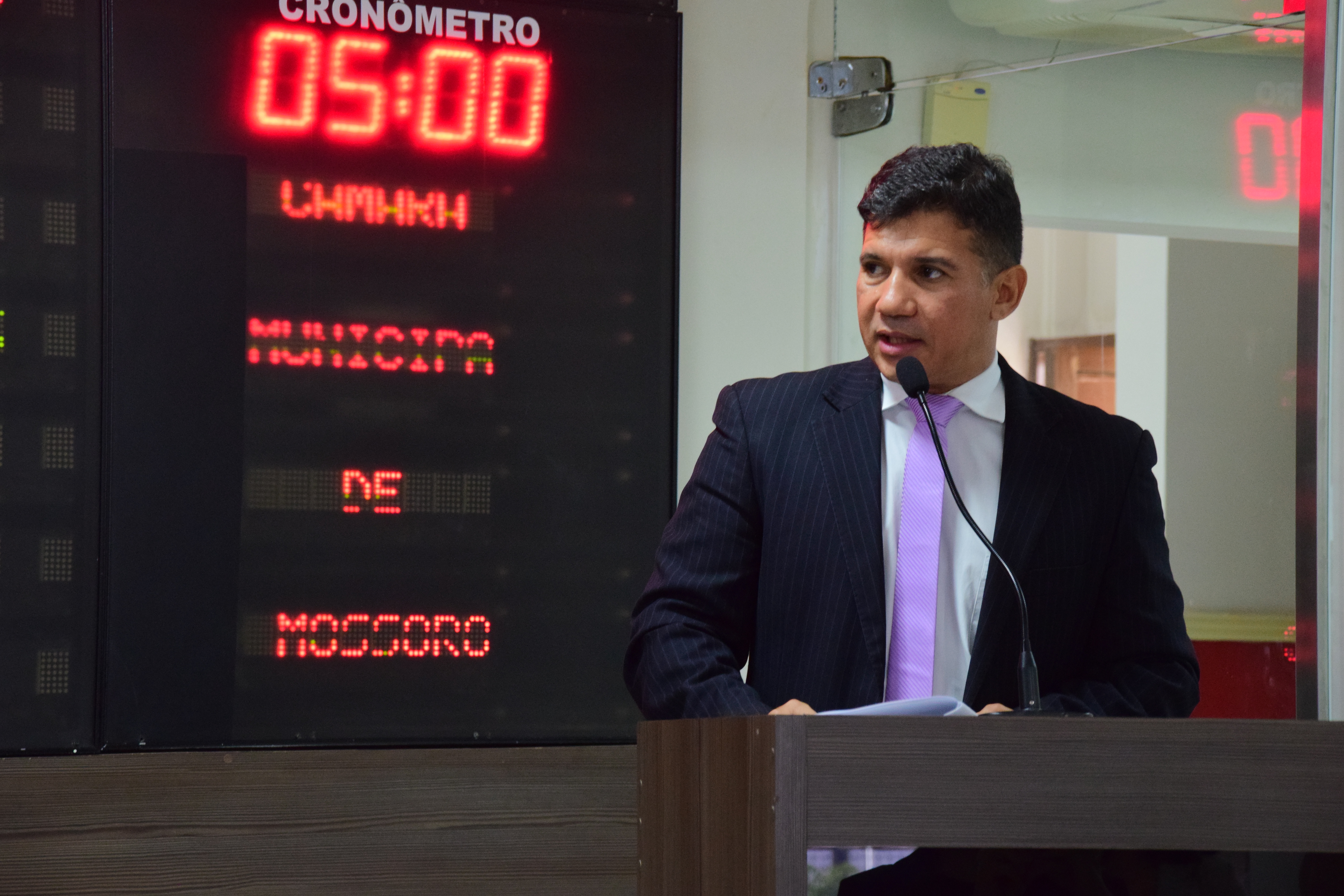 Alex Moacir cobra conserto do tomógrafo do Hospital Regional Tarcísio Maia