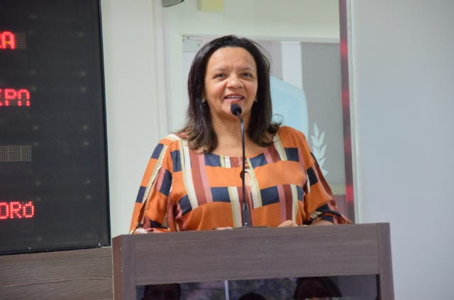 Aline Couto critica decisão sobre Escola Dix-sept Rosado