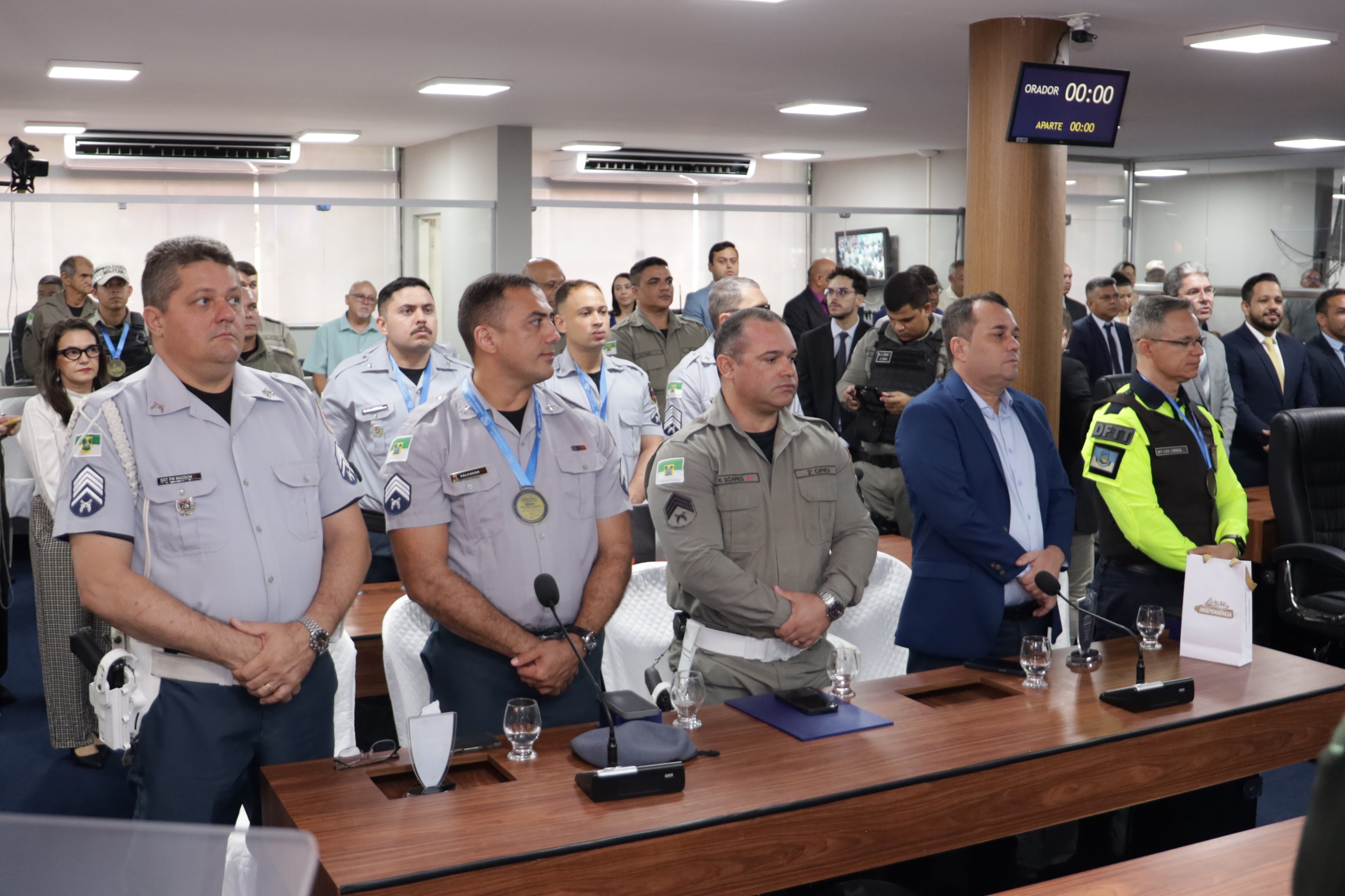 Câmara Municipal entrega honrarias a militares e profissionais da segurança pública