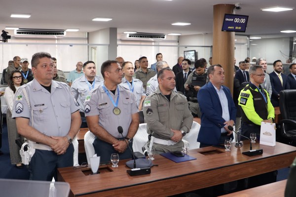 Câmara Municipal entrega honrarias a militares e profissionais da segurança pública