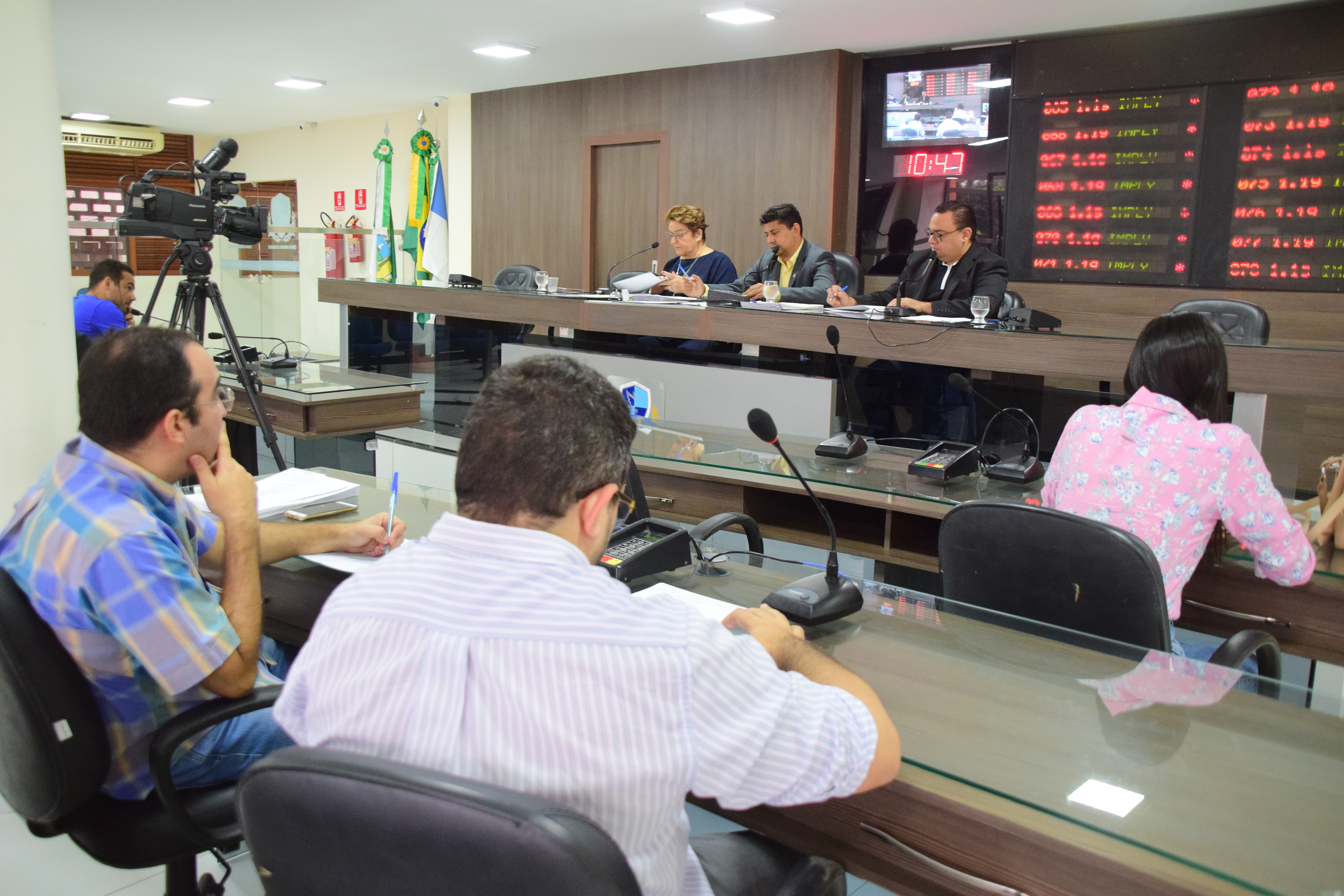 Comissão de Constituição e Justiça analisa projetos em reunião