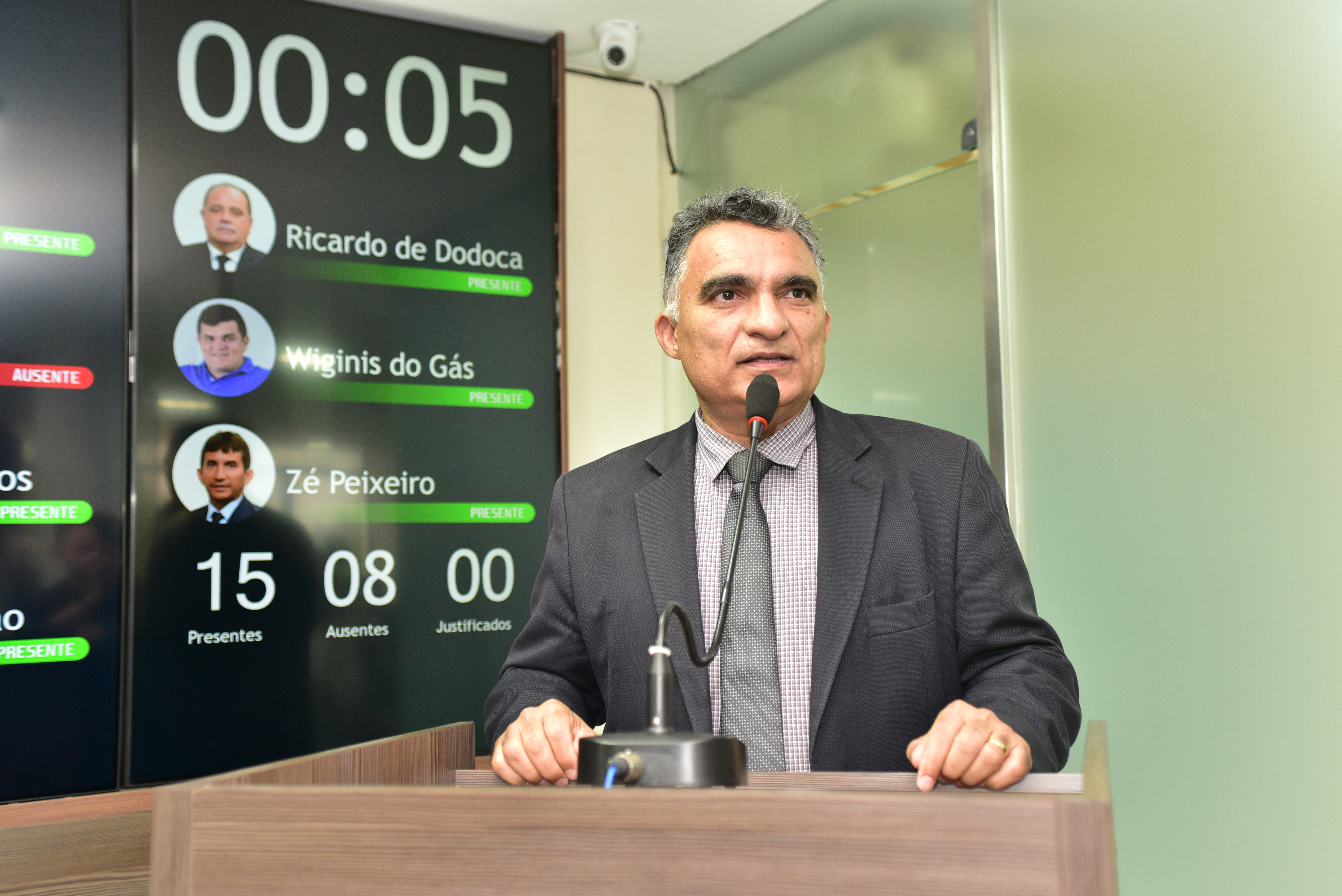 Francisco Carlos cobra aplicação de leis municipais para educação