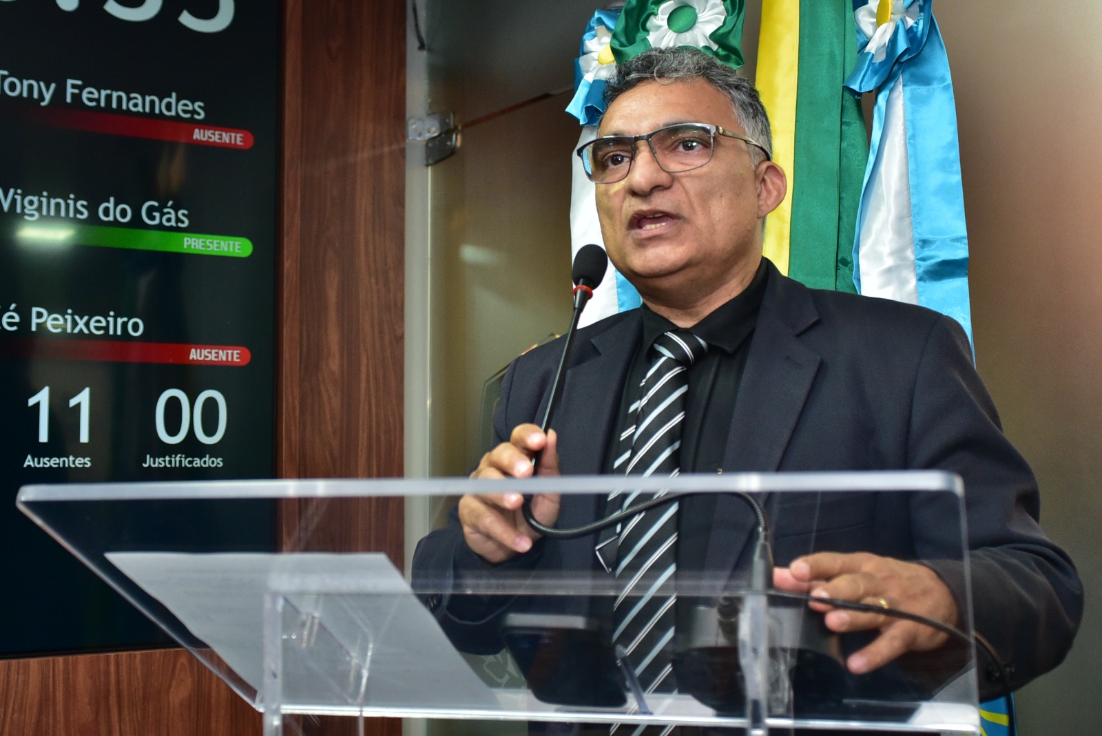 Francisco Carlos exalta Isaura Amélia na Academia de Letras