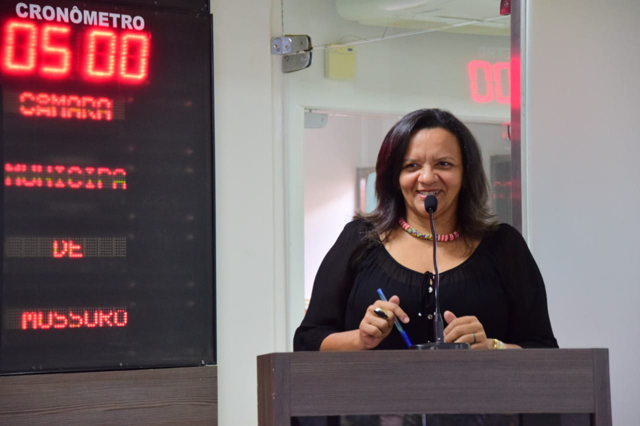 Interdição em escola preocupa vereadora Aline Couto