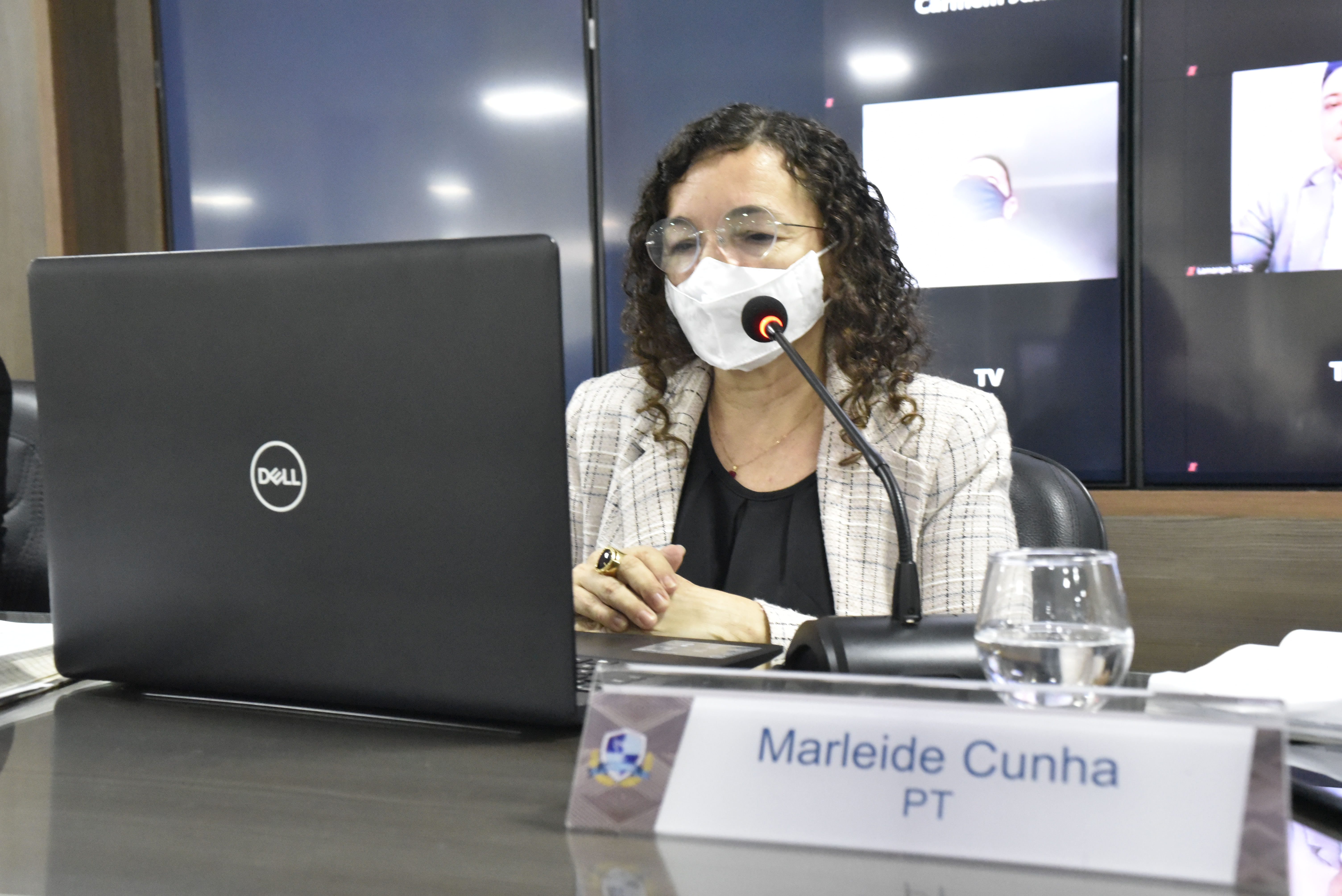 Marleide Cunha apresenta pleitos em favor da educação