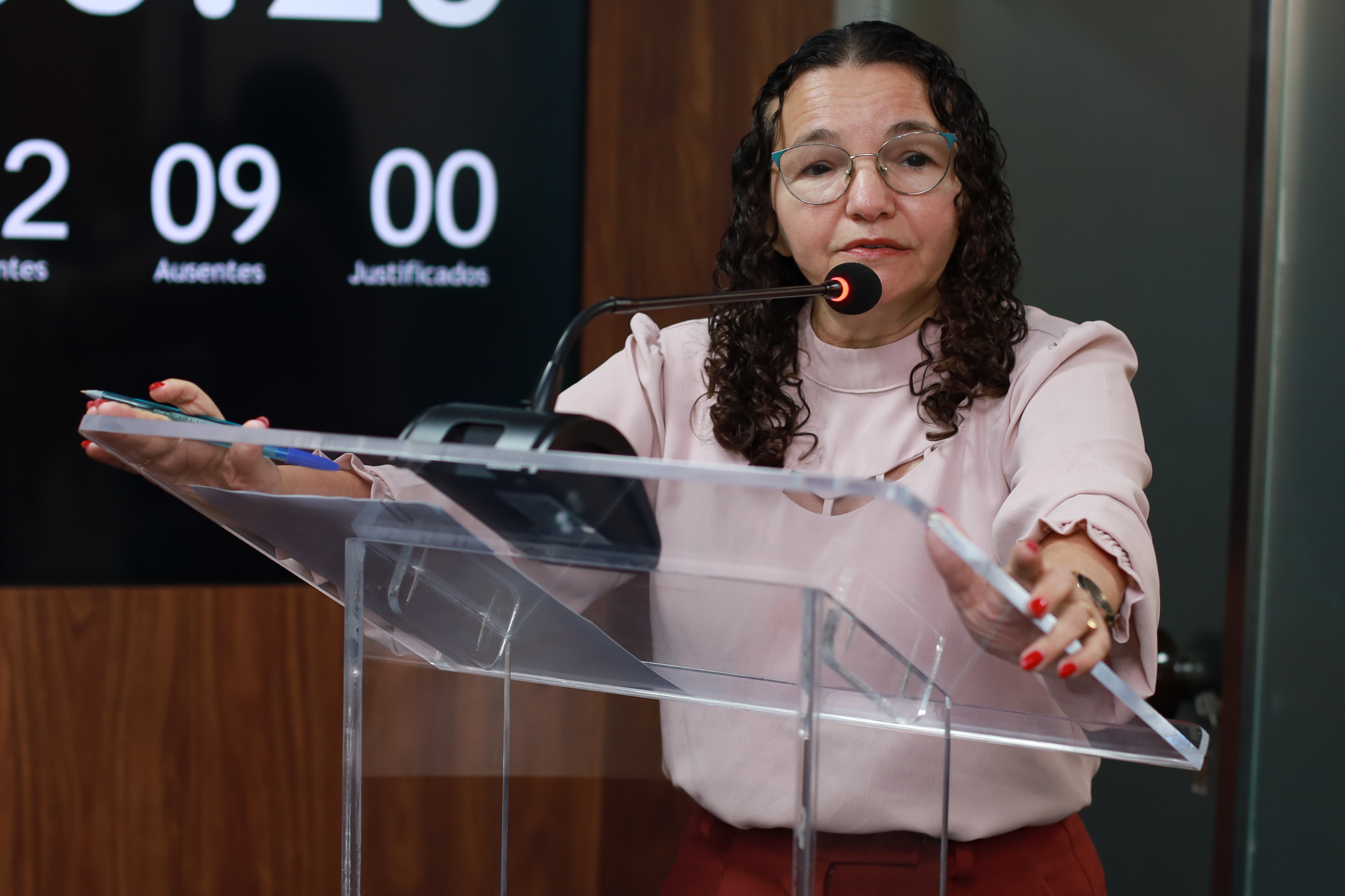 Marleide Cunha defende que reformas em escolas sejam realizadas fora do período letivo