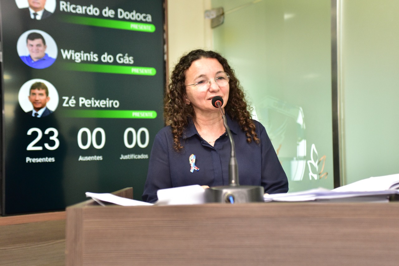 Marleide Cunha defende sindicato e pede respeito aos servidores públicos