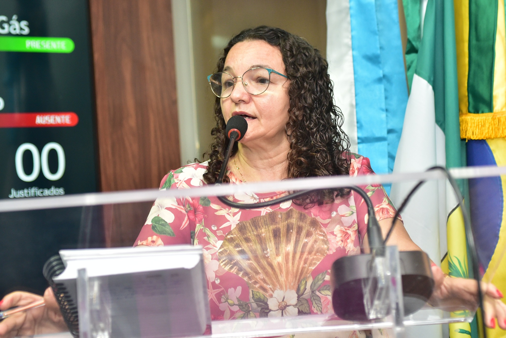 Marleide Cunha diz que prefeito age à revelia da lei