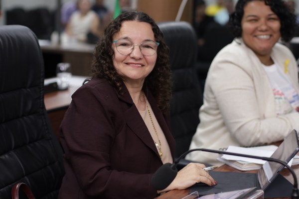 Marleide Cunha parabeniza servidores e critica proposta de reforma administrativa em tramitação no Congresso