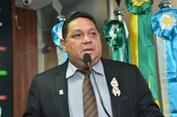 Omar Nogueira faz críticas ao prefeito e cobra melhorias na cidade