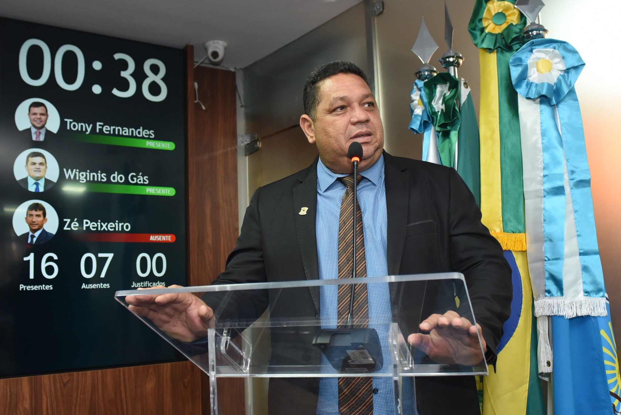 Omar Nogueira pleiteia pavimentação e abastecimento