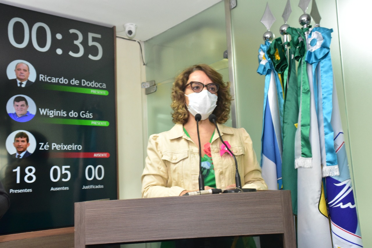 Outubro Rosa: Larissa cobra melhorias para saúde da mulher