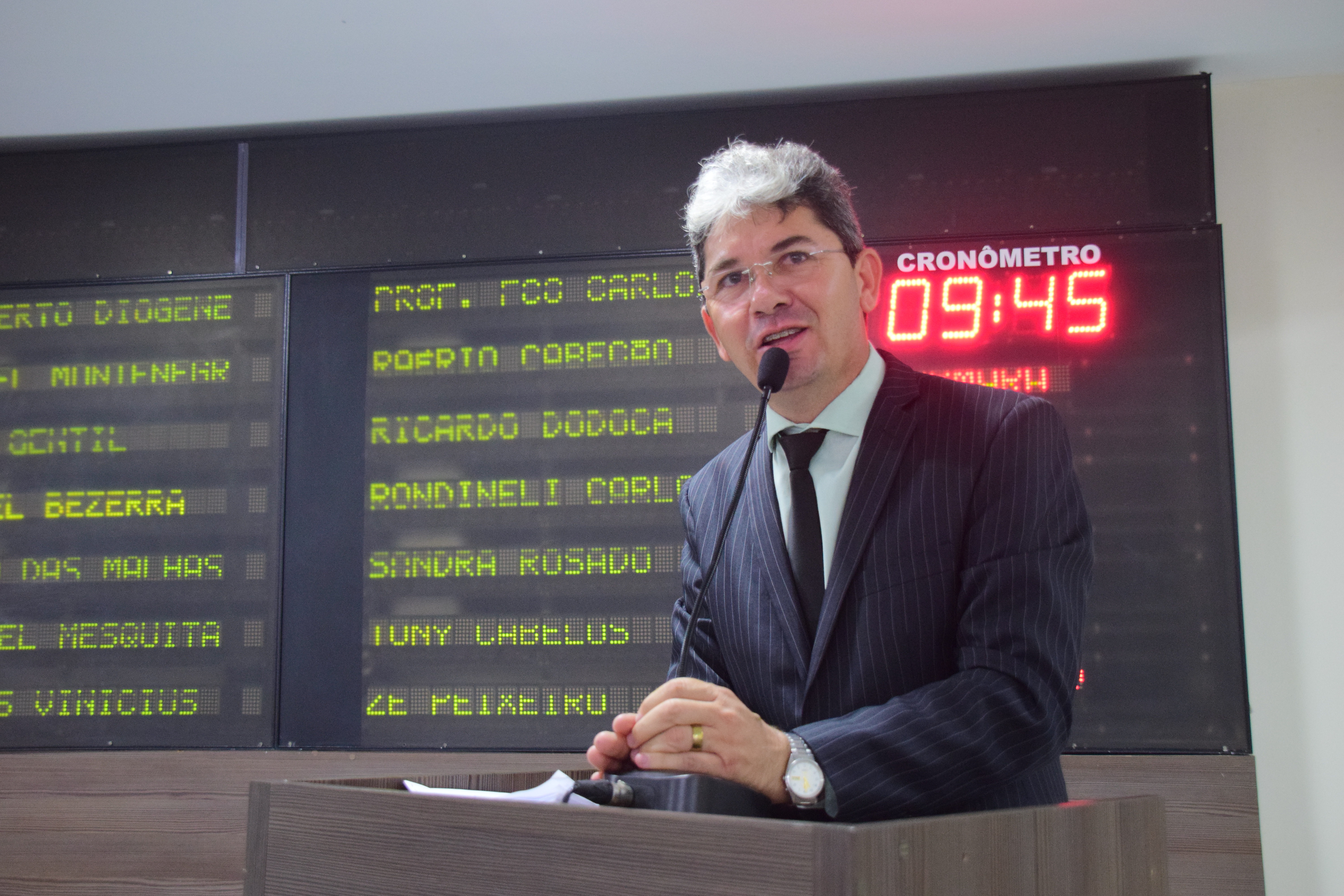 Ozaniel Mesquita aborda temas relevantes em defesa da população