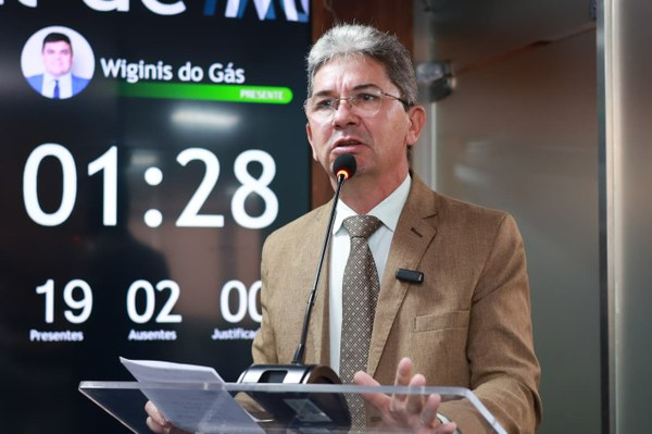 Ozaniel Mesquita homenageia profissionais da enfermagem e defende a UERN em pronunciamento