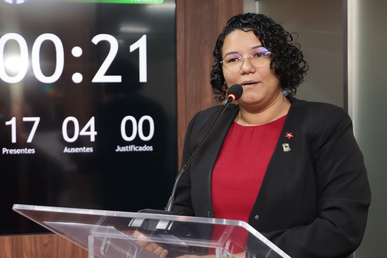 Plúvia Oliveira parabeniza UERN pelos 57 anos de história na educação
