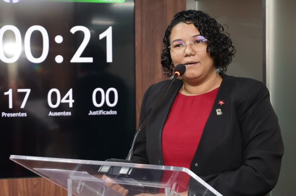 Plúvia Oliveira parabeniza UERN pelos 57 anos de história na educação