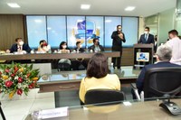 Prefeito faz leitura de mensagem em abertura dos trabalhos na CMM