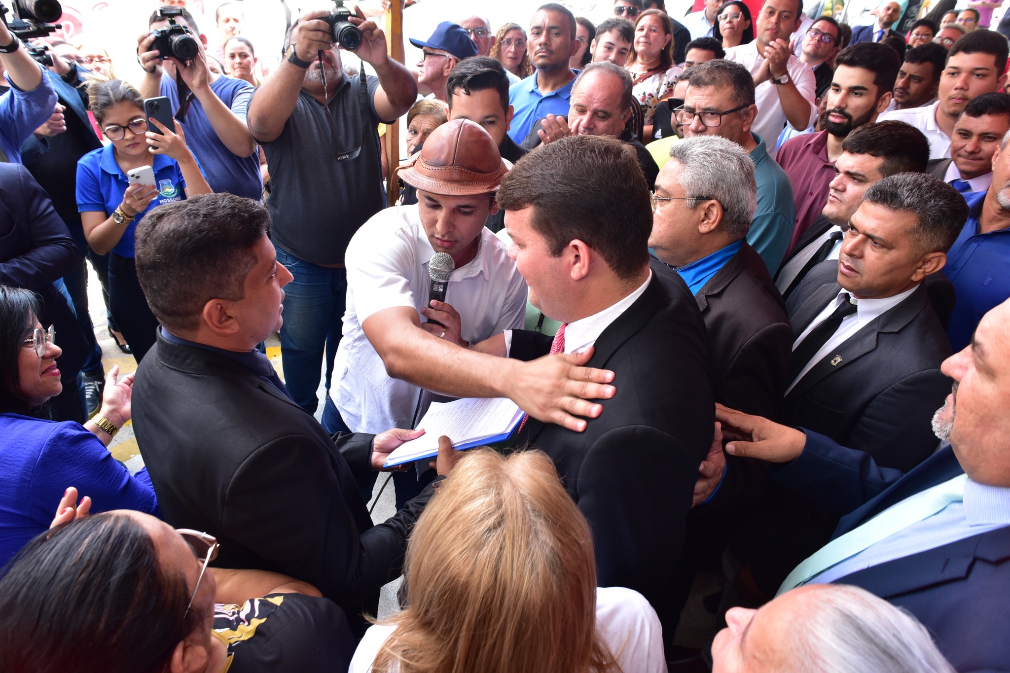 Prefeito visita Câmara e apresenta projeto de Plano de Cargos