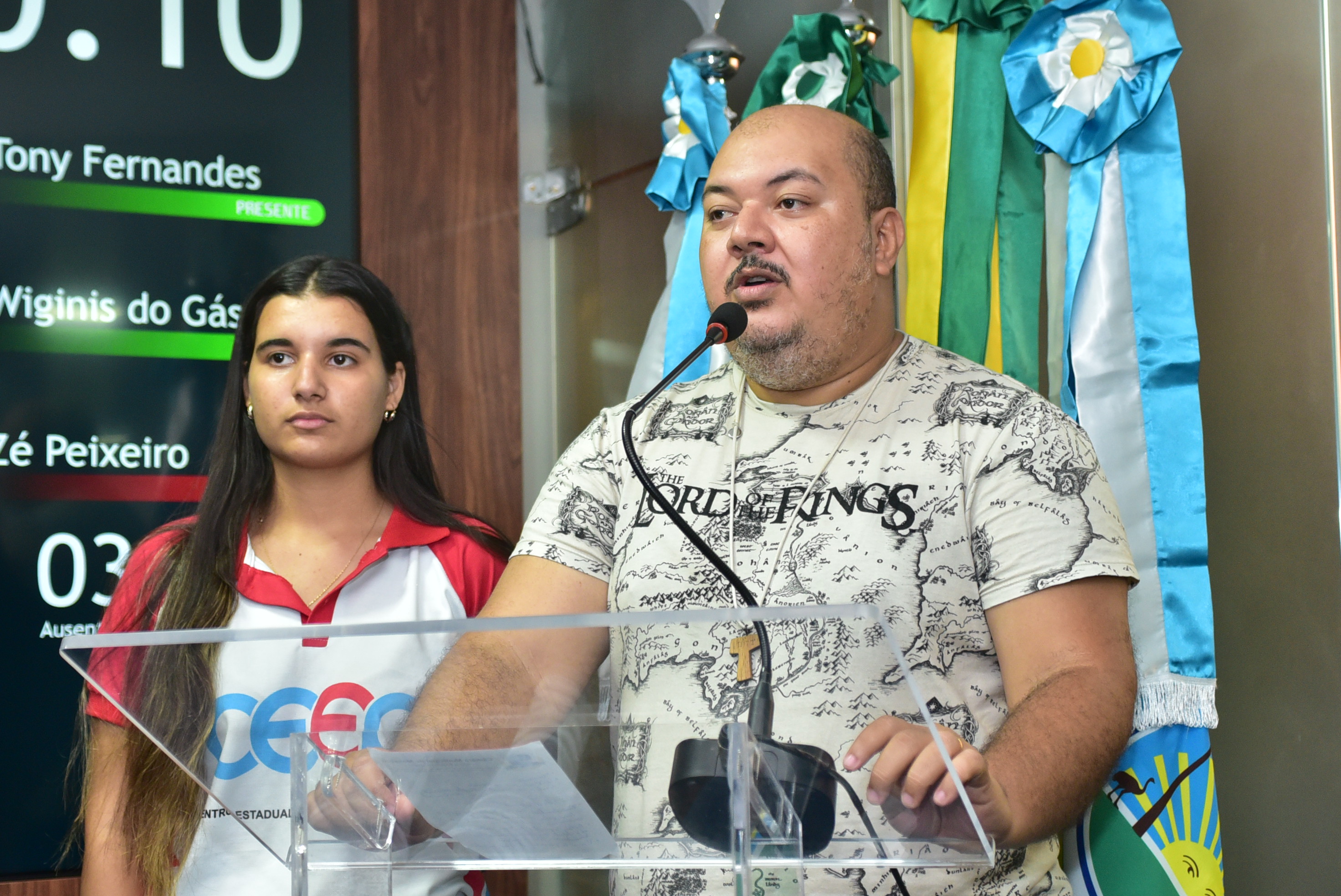 Professor pede apoio para alunos participarem de feira científica 