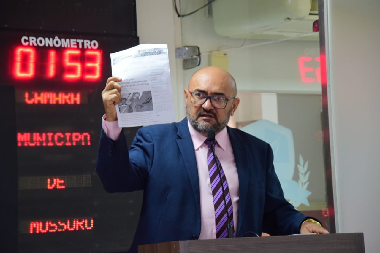 Raério Araújo questiona qualidade do fardamento de escolas 