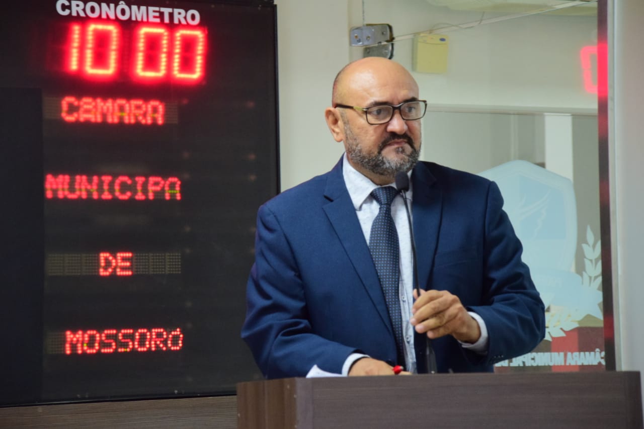 Vereador Raério diz que buraco não é culpa da chuva