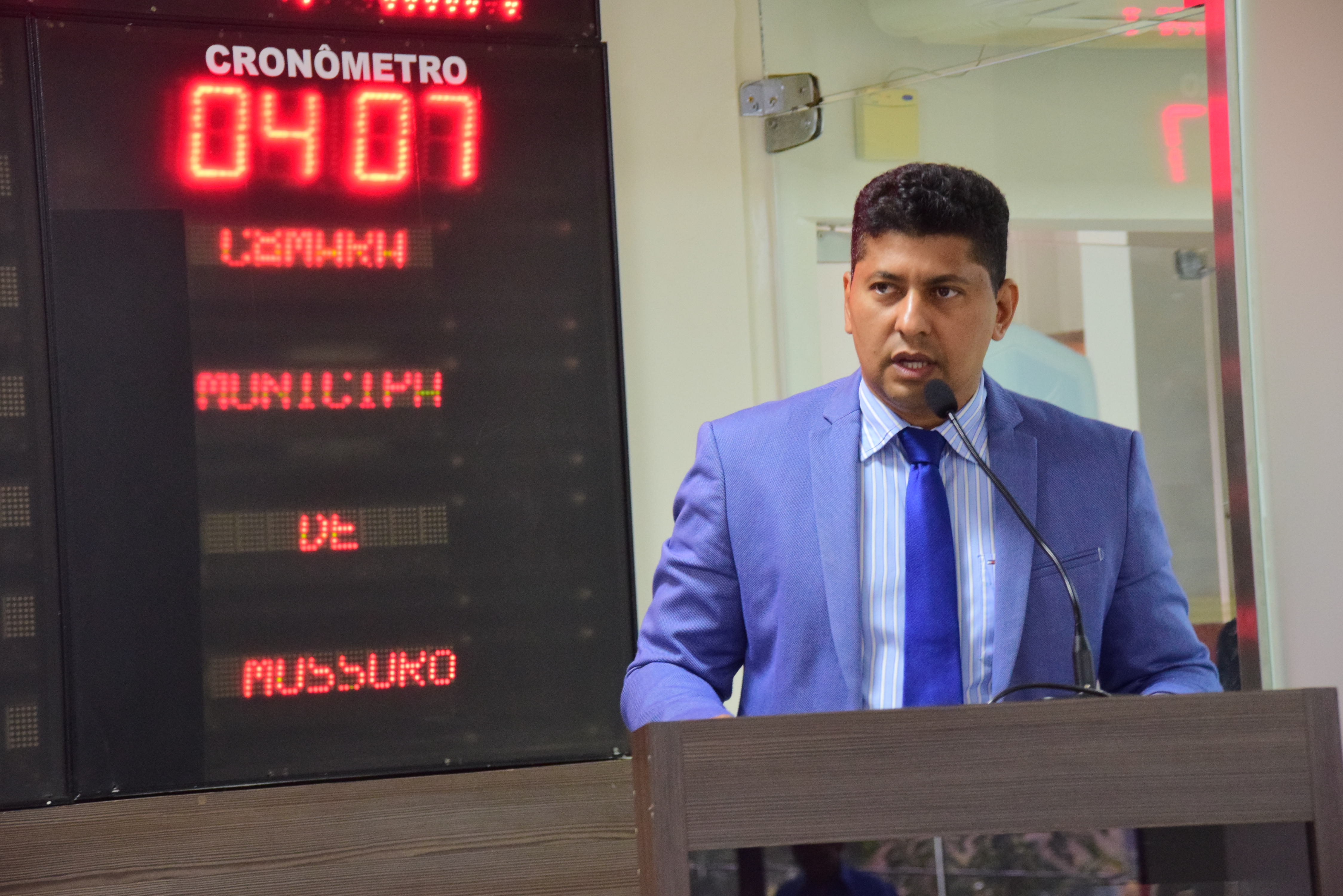 Vereador Genilson Alves critica lentidão em reforma das praças