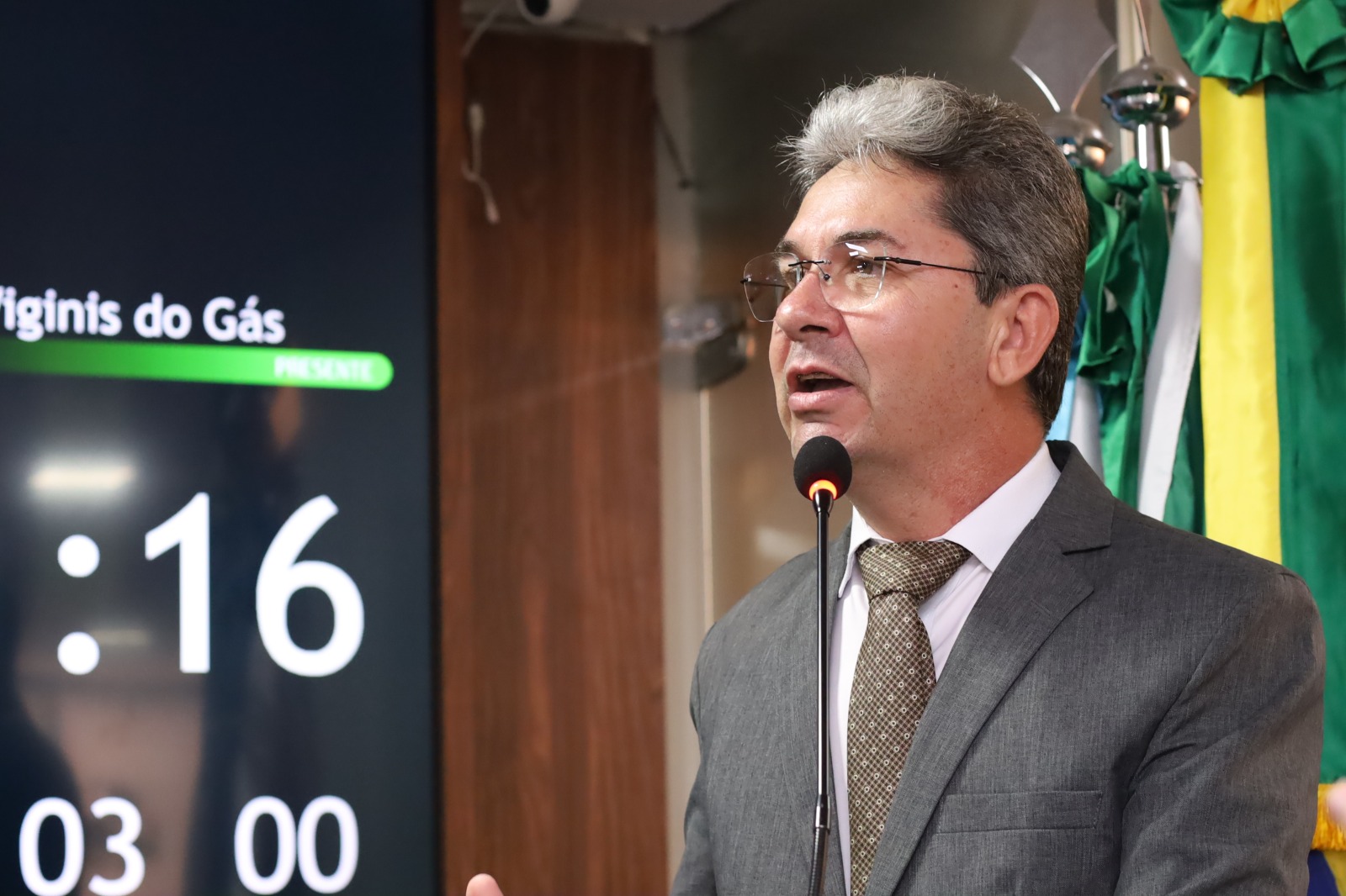 Vereador Ozaniel Mesquita destaca Feira do Livro e presta homenagens a Daniel Locutor e Camila Morais