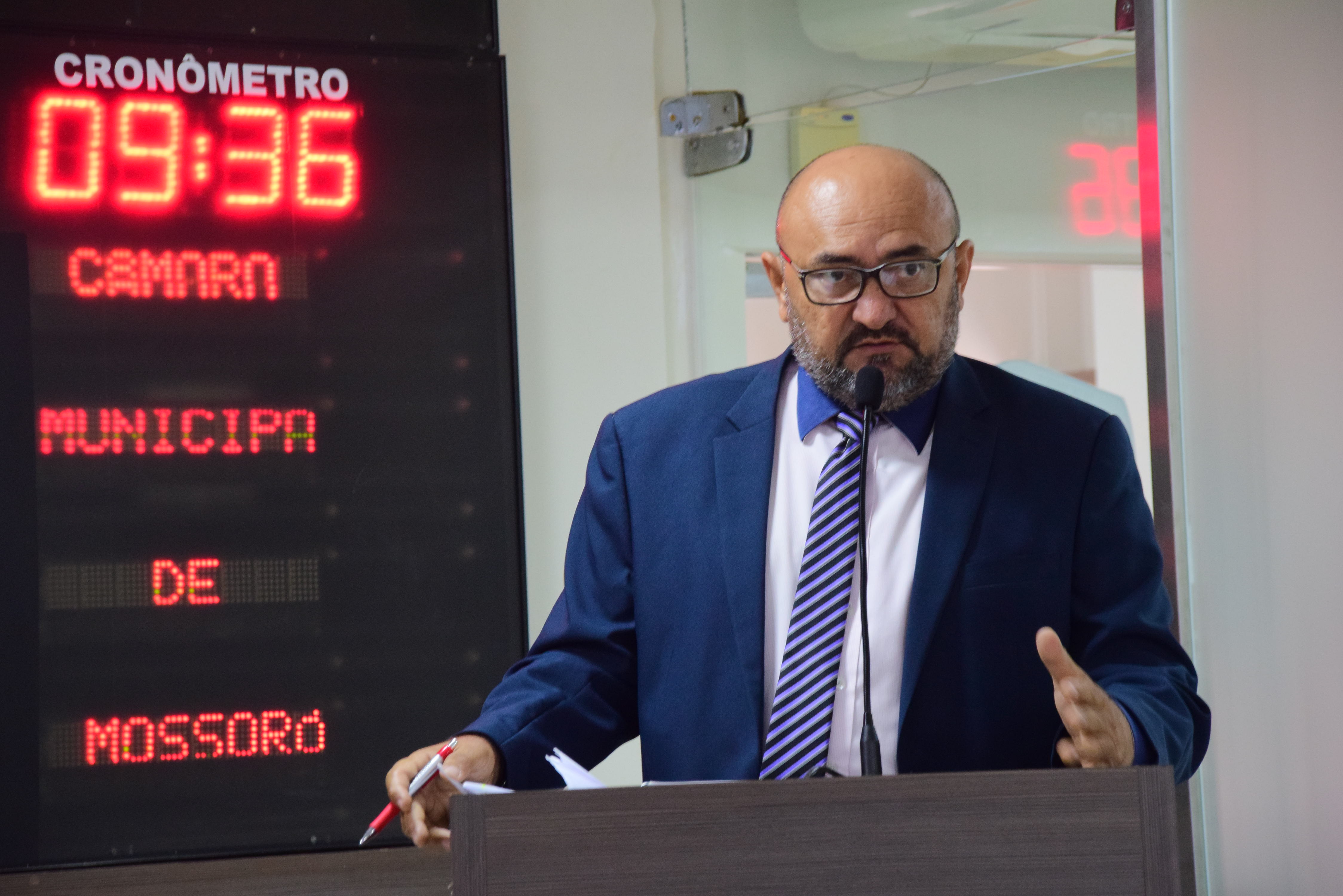 Vereador Raério chama atenção para plantões na Prefeitura