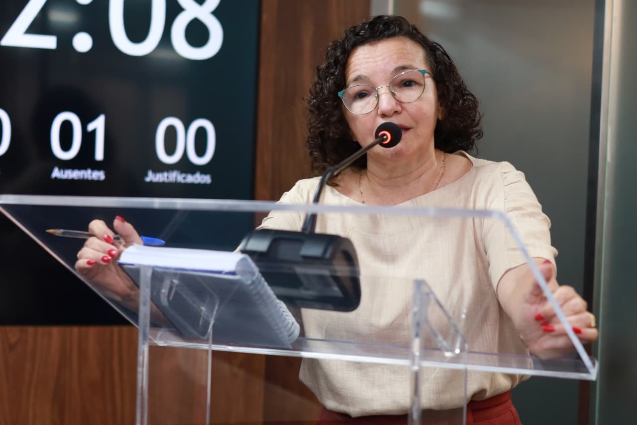 Vereadora Marleide Cunha critica projeto de reajuste do piso do magistério