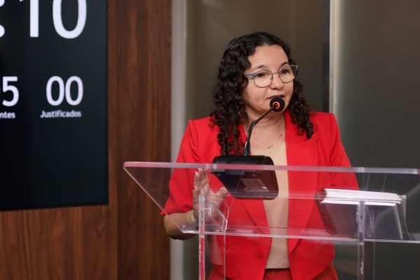 Marleide Cunha defende garis e propõe diálogo sobre horas extras