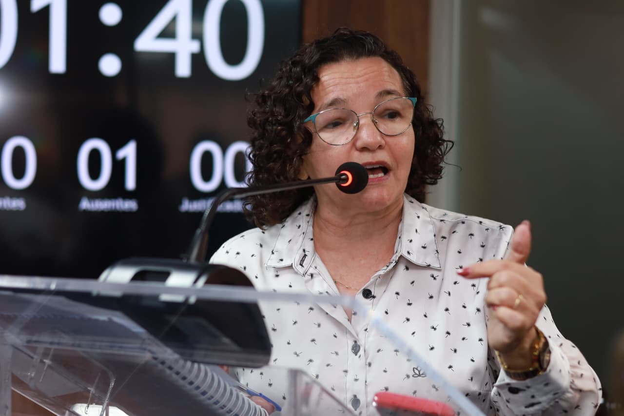 Vereadora Marleide Cunha pede repasse de recursos à Liga do Câncer e questiona contratos na saúde