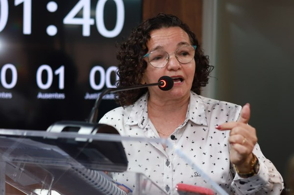 Vereadora Marleide Cunha pede repasse de recursos à Liga do Câncer e questiona contratos na saúde