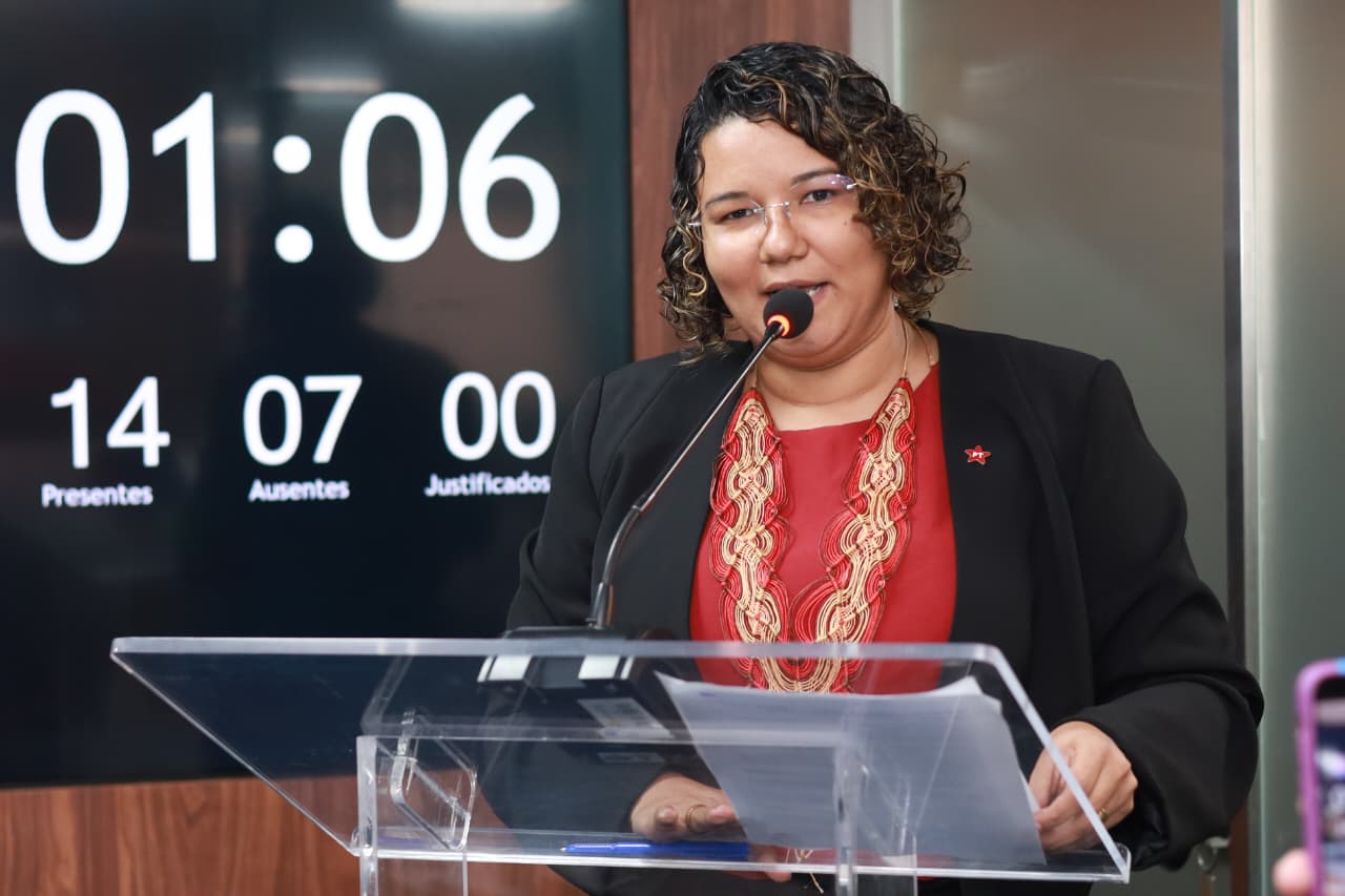 Vereadora Plúvia destaca memória de Luiz Alves e defende isenção de IPTU para áreas sem infraestrutura