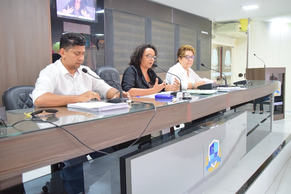 Vereadores analisam projetos na CCJR