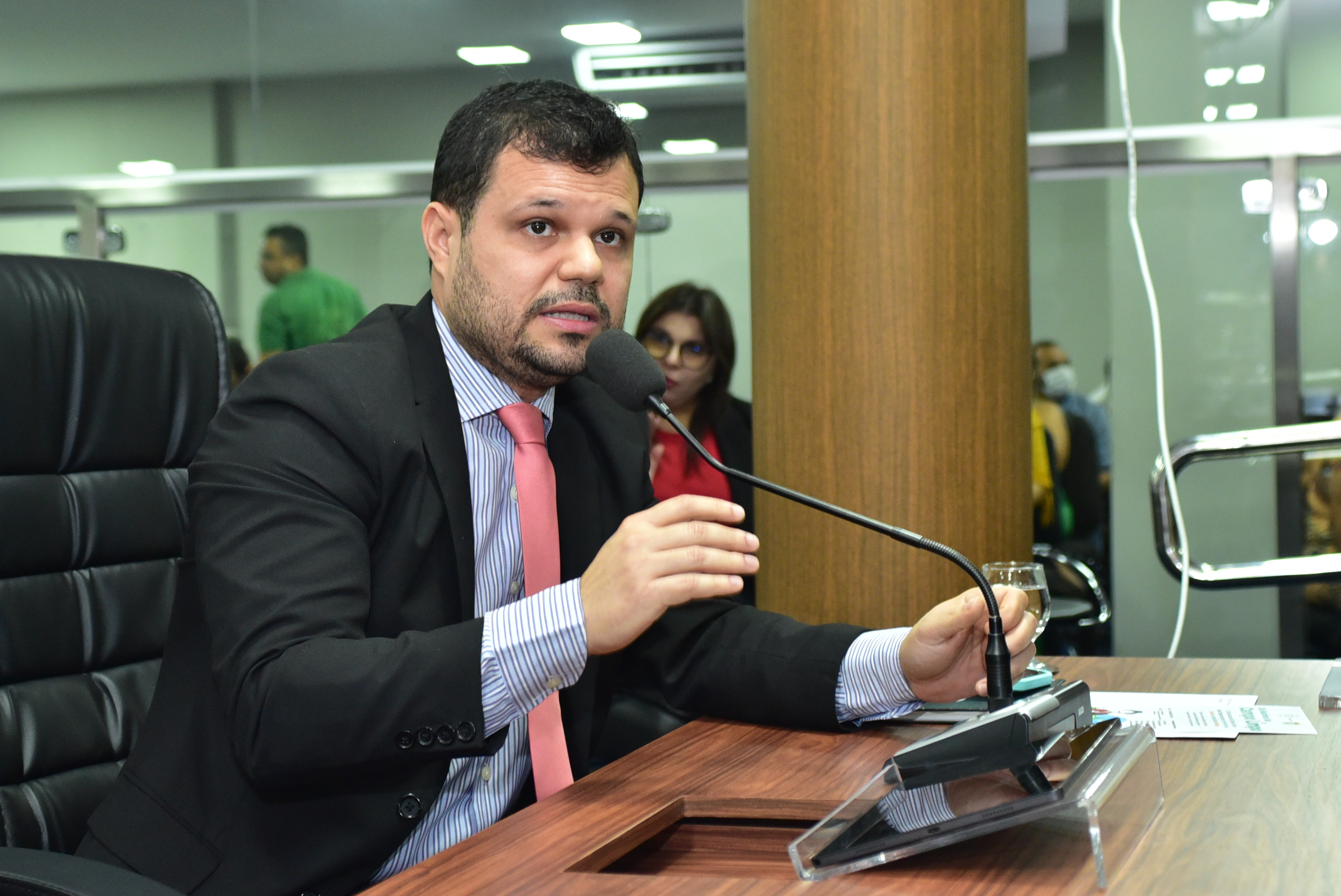 Vereadores aprovam projeto que institui colar de girassol como ferramenta de inclusão para pessoas com deficiência