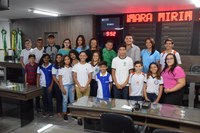 Vereadores mirins tomam posse durante sessão do projeto Câmara Mirim